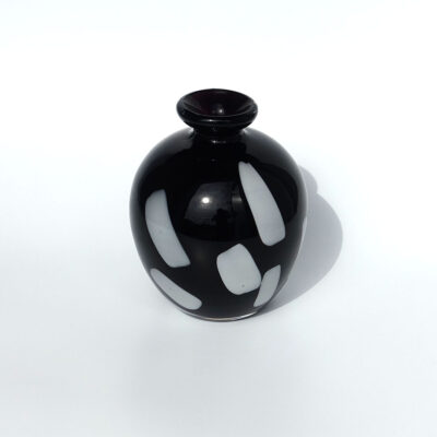 round-post-modern-black-art-glass-bud-vase