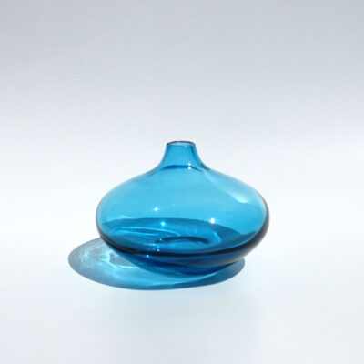 short-salong-blue-blown-glass-vase