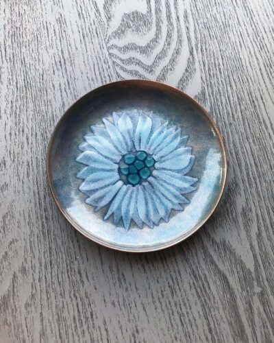 2018-252-bovano-gray-blue-enamel-sunflower-dish