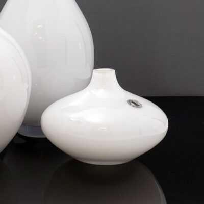 short-salong-white-cased-glass-vase