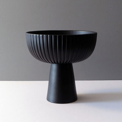 pedestal-ribbed-bowl-centerpiece-matte-black-01