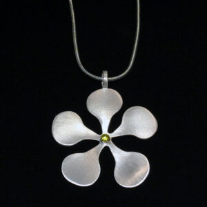 flower-pendant-peridot-snake-chain